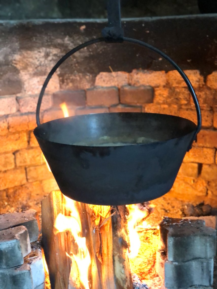 3_pendant_que_la_soupe_de_chalet_mijote_sur_le_feu_de_bois