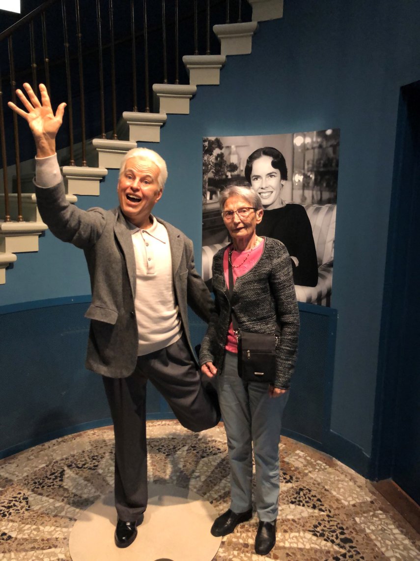 mme_prend_la_pose_a_cote_de_charie_chaplin